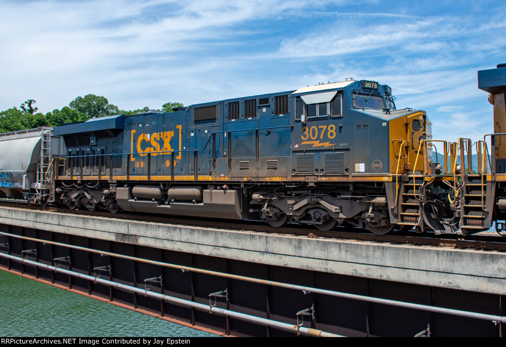 CSX 3078 trails on M585